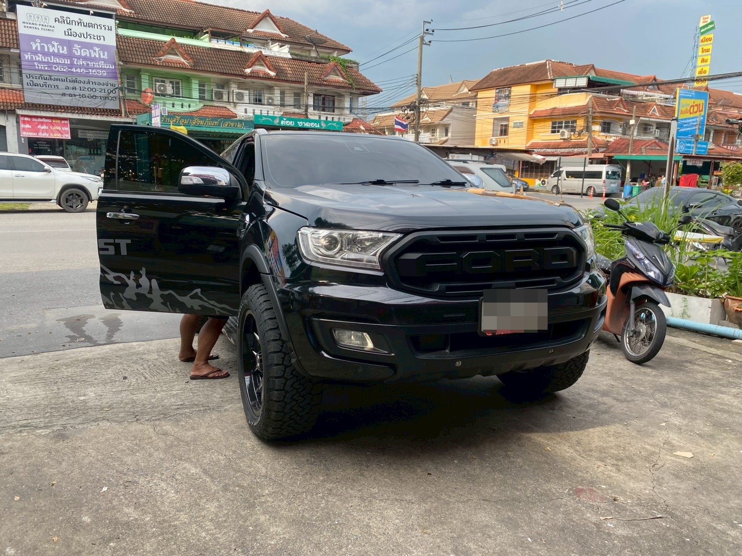 พรมรถยนต์ Ford Everest 2018 ปูพรมVVIP ด้ายคู่ สีกาแฟด้ายทอง เต็มคัน