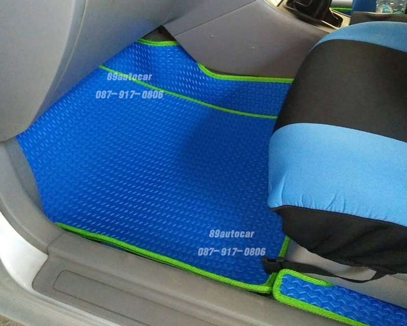 ผ้ายางปูพื้นรถยนต์ Toyota Altis หน้าหมู ลายธนูสีฟ้าขอบเขียว