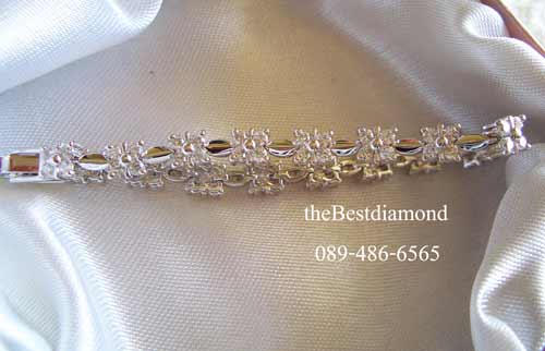 BC007RD==สร้อยข้อมือเพชรรูปดอกพิกุลรอบวง== ดีไซน์น่ารักๆ เป็นรูปดอกไม้ คั่นด้วยทองที่ออกแบบเป็นปล้องๆ ดูลงตัว งานเหมือนจริงสุดๆ หรูหราพอสมควร