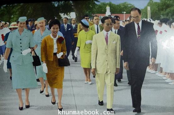 สมุดภาพพระบรมฉายาลักษณ์ ชุด เสด็จพระราชดำเนินเยือนสหรัฐอเมริกา