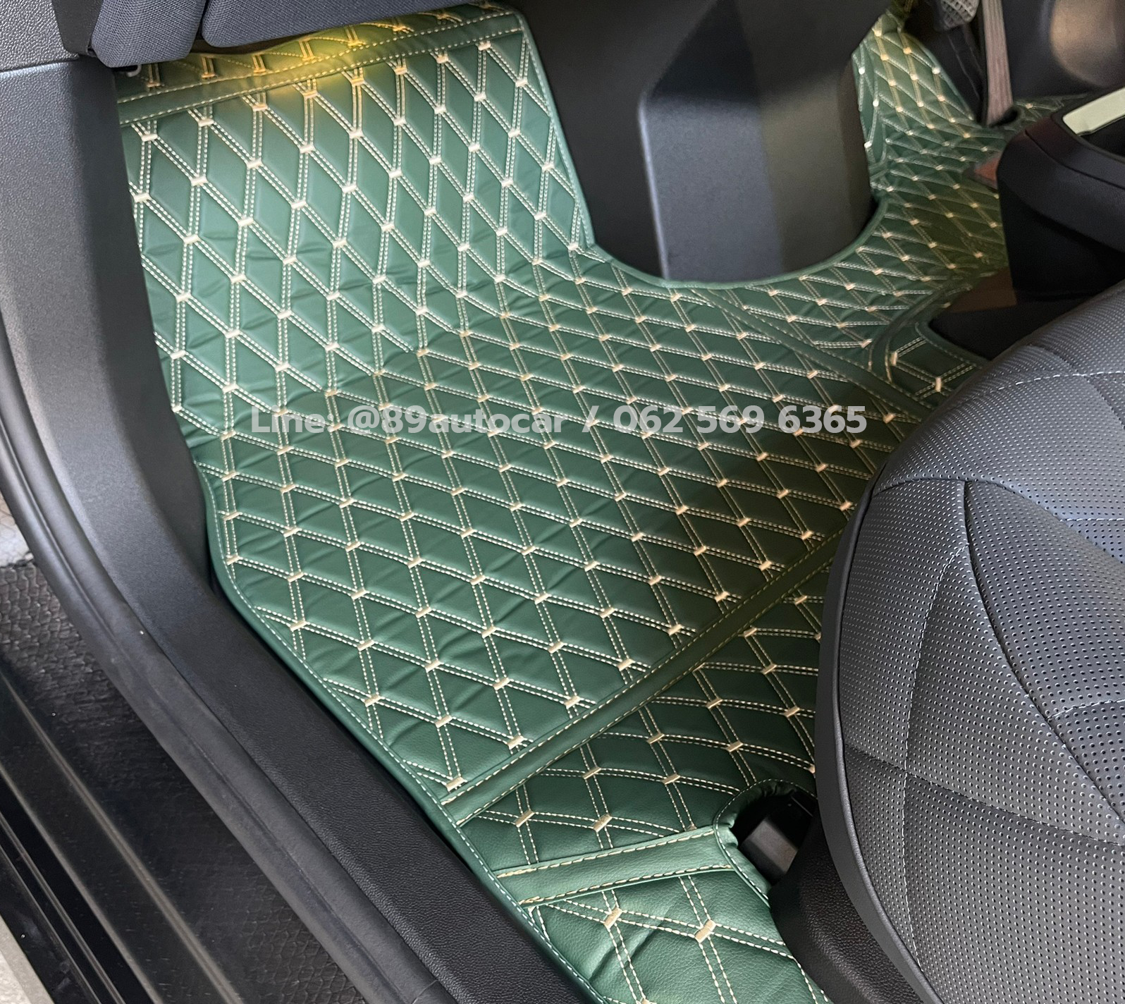 พรมปูพื้นรถยนต์ BMW IX40 ปูพรมVVIP ด้ายคู่ สีเขียวด้ายทอง เต็มคัน