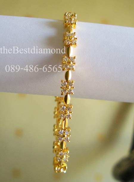 BC007===สร้อยข้อมือเพชรรูปดอกพิกุลรอบวง=== ดีไซน์น่ารักๆ เป็นรูปดอกไม้ คั่นด้วยทองที่ออกแบบเป็นปล้องๆ ดูลงตัว งานเหมือนจริงสุดๆ หรูหราพอสมควร