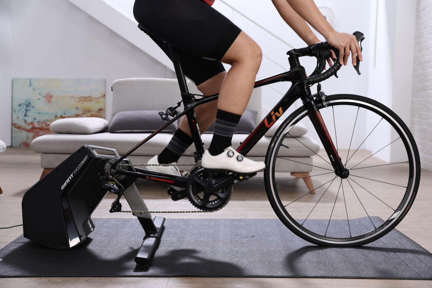 เทรนเนอร์ Giant CYCLOSMART Direct Drive Smart Trainer มอบประสบการณ์การขี่ในร่มที่ดีที่สุด