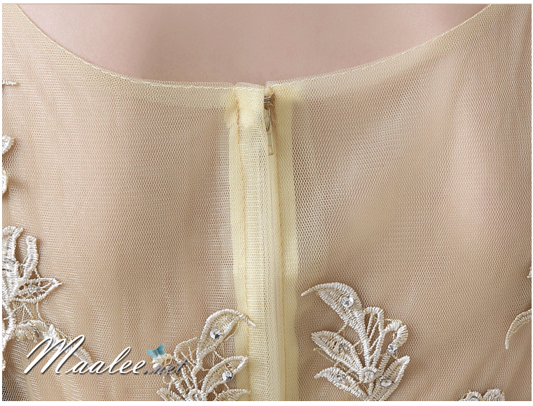 พร้อมเช่า ชุดราตรียาว สีทอง ปักลูกไม้ ด้านหลังเป็นแบบซีทรู กระโปรงผ้าซาติน