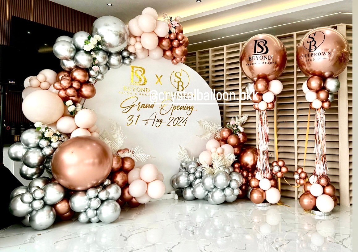 Organic Backdrop ฉากกลม ขนาด 2x2 เมตร Theme เงิน-โรสโกลด์โครเมี่ยม พร้อม เสาลูกโป่ง เปิดงาน ลูกโป่งยาง 36" 2 เสา พร้อมตกแต่ง สามารถเปลี่ยนสีลูกโป่ง/เปลี่ยนข้อความ/เปลี่ยนฟอยล์ตกแต่งได้