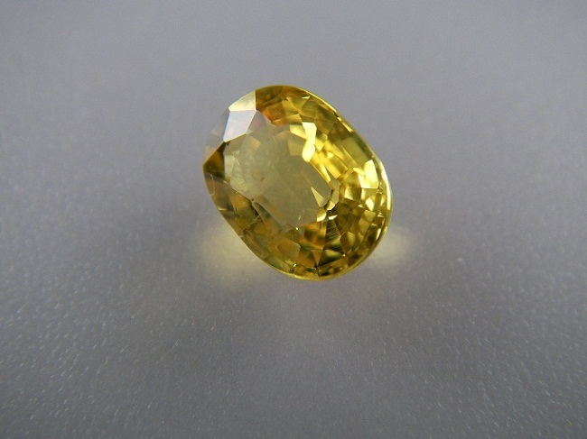 เยลโล่ซัฟฟาย(Yellow Sapphire)พลอยดิบ Unheated ธรรมชาติ100% ความสะอาด IF-VVS ขนาดพลอย 4.91x6.71x3.28 mm. น้ำหนักพลอย 1.06 ct. ราคาโทรถาม
