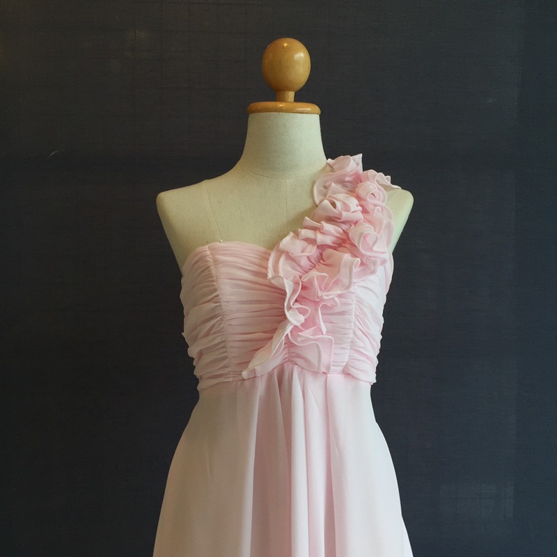 พร้อมส่ง ชุดราตรีสั้น ไหล่เดียว จับเดรปหน้าอก แต่งระบายช่วงไหล่ สีชมพู