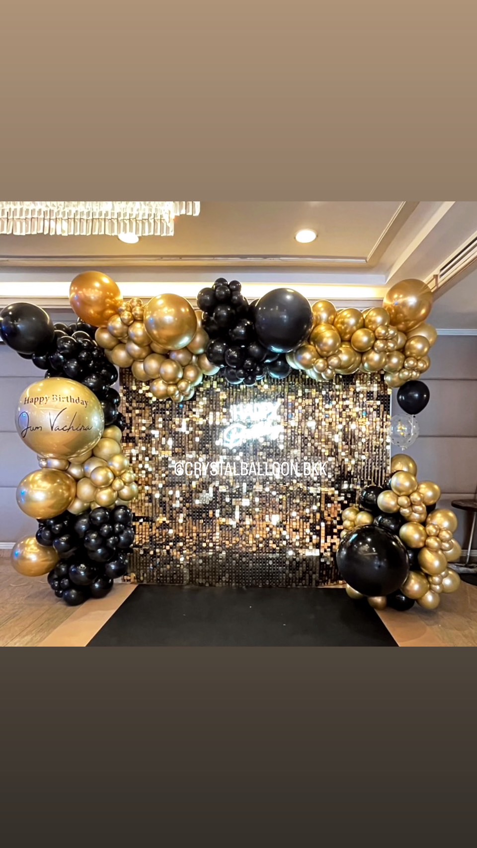 Organic Backdrop วันเกิด ขนาด 2.4x2.4 Theme ดำ-ทอง พร้อมตกแต่ง ป้ายตัวอักษรไฟ Happy Birthday สามารถเปลี่ยนสีลูกโป่งได้