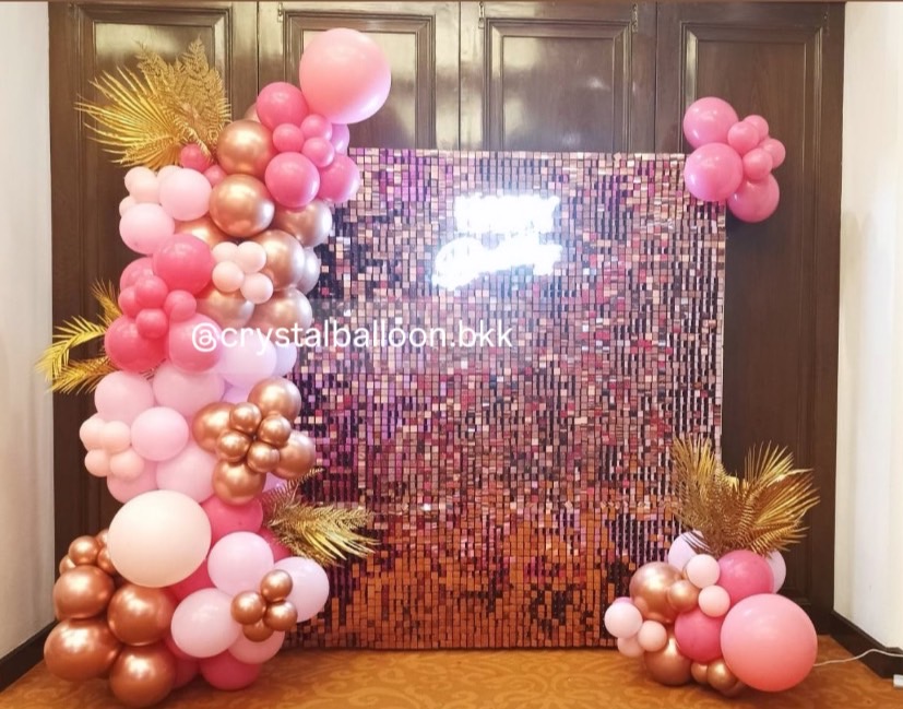 Organic Backdrop ฉากวิบวับ สีชมพู ขนาด 2x2 เมตร พร้อม ป้ายตัวอักษร Happy Birthday ไฟ,ใบไม้ประดับ Theme ชมพู พร้อมตกแต่ง สามารถเปลี่ยนสีลูกโป่งได้