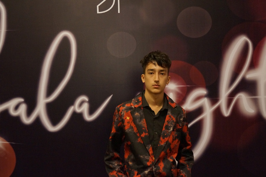 พร้อมเช่า เสื้อสูทชาย สีแดงดำ พิมพ์ลายกราฟฟิก กับกางเกงสีดำ