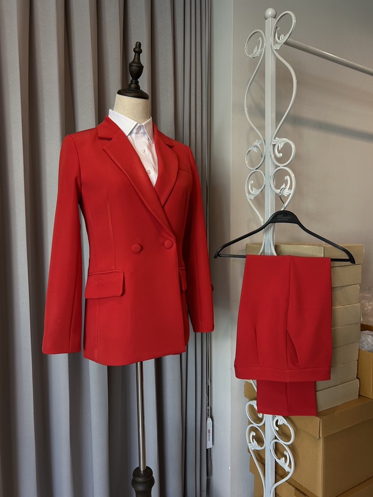 พร้อมเช่า สูทหญิง สูทสีแดง ทรงเข้ารูป สูทแฟชั่น รุ่น 2 กระดุม