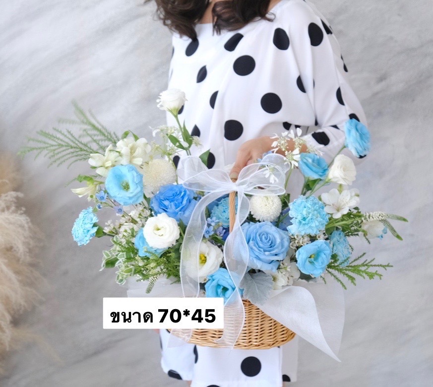 Flower Basket ตระกร้าหวายใส่ดอกไม้สด สไตล์เกาหลี ดอกไม้นำเข้า โทนสีฟ้าพาสเทล พร้อมตกแต่ง สามารถปรับเปลี่ยนดอกไม้ได้ตามงบ