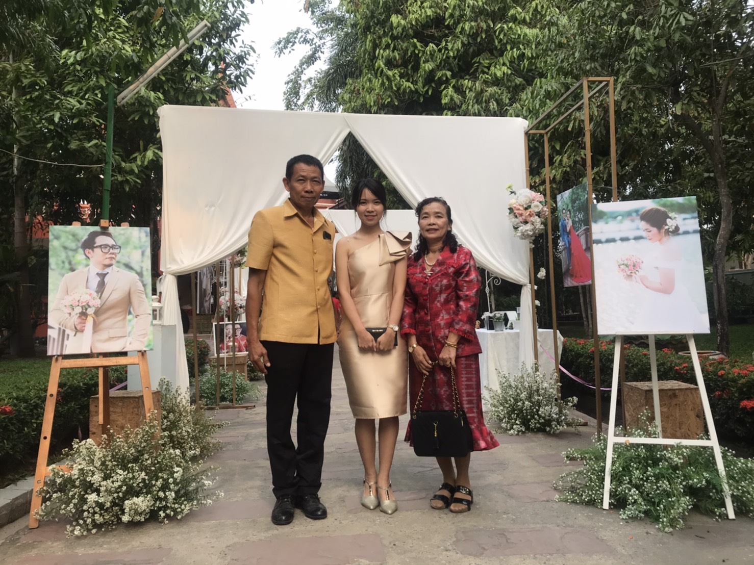 พร้อมเช่า ราตรีสั้น ไหล่เดียว ชุดเดรสเดรสเนื้อไหม ทรงเข้ารูป แต่งระบาย สีทอง