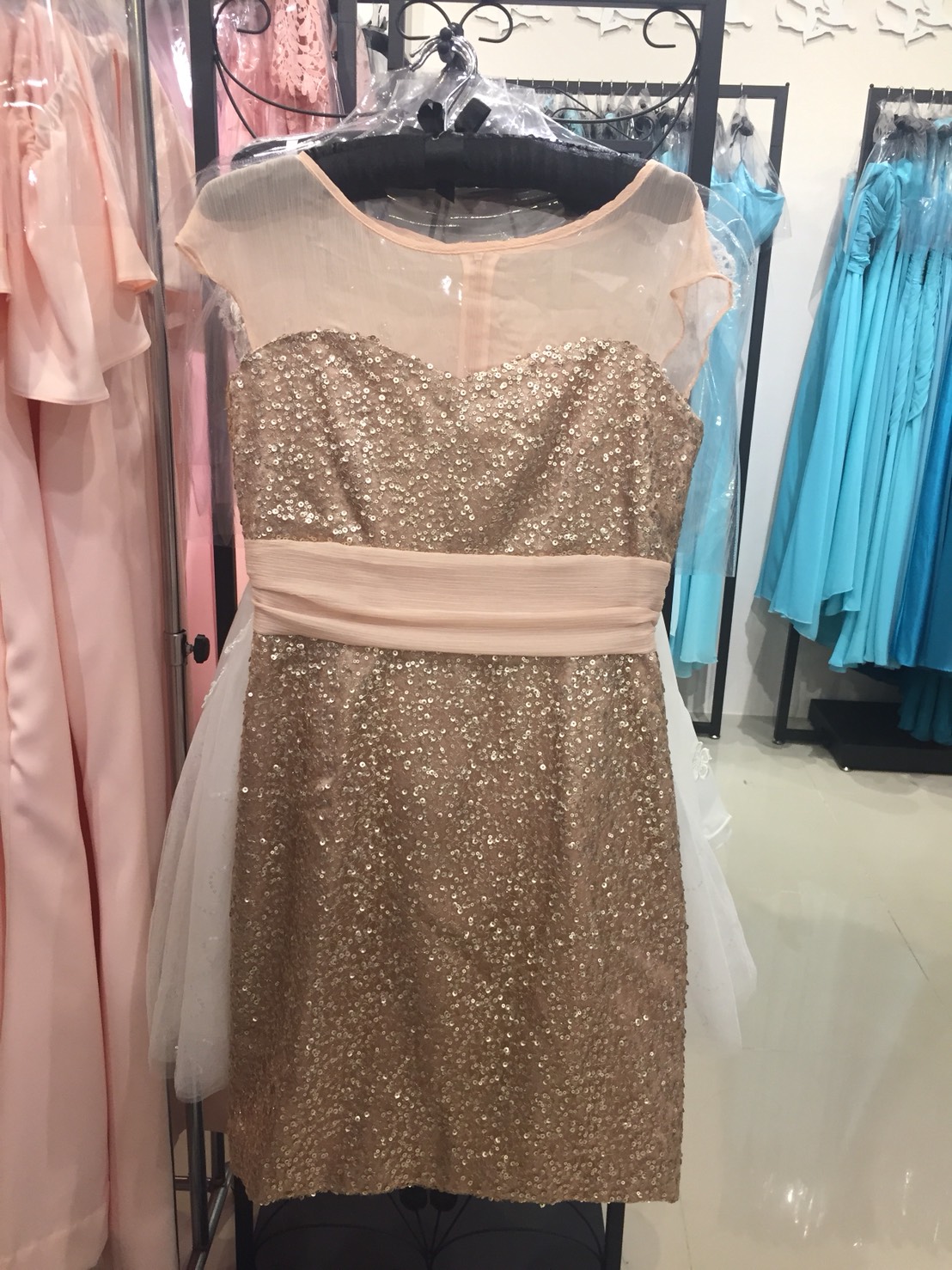 พร้อมเช่า ชุดราตรีสั้น ผ้าเนื้อ Glitter สีเงินสวย ช่วงบนผ้าโปร่งสี Nude