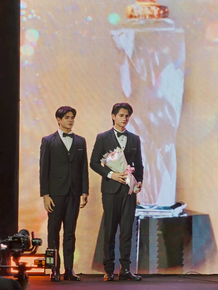 พร้อมเช่า ชุดสูทชาย สีดำ คลาสสิก รุ่นกระดุมเดียว (พร้อมเสื้อกั๊ก)