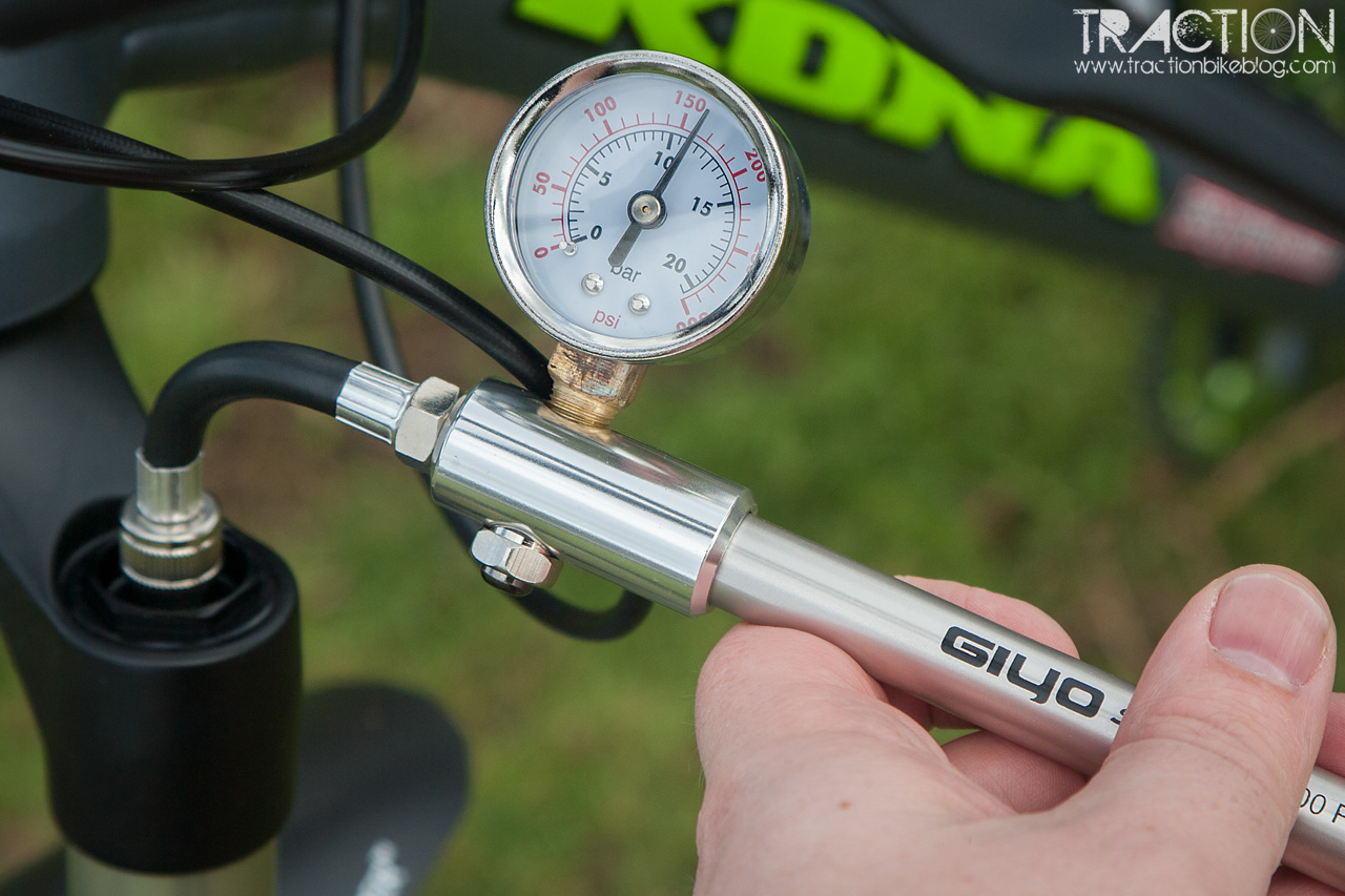 สูบโช้คลมจักรยาน GIYO GS-01 Air supply pump Fork and Damper Pump ยาว 35มม, หนัก 182กรัม