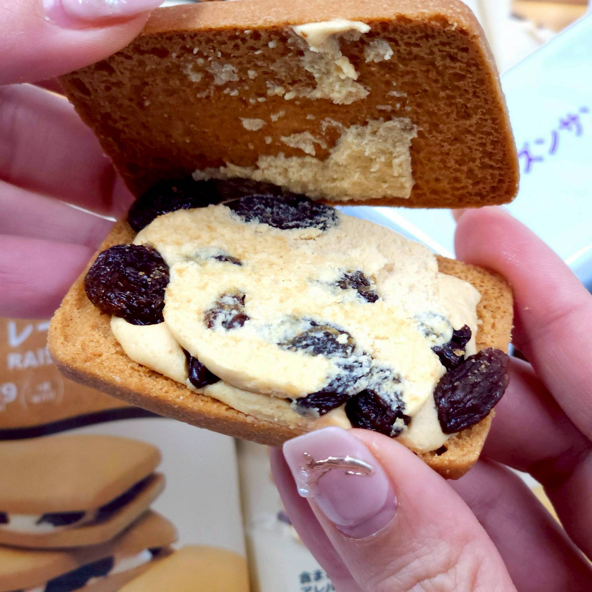 7-11 premium raisin sandwiches 3 pcs. คุ้กกี้ลูกเกด レーズンサンド บรรจุ 3 ชิ้น จากญี่ปุ่น