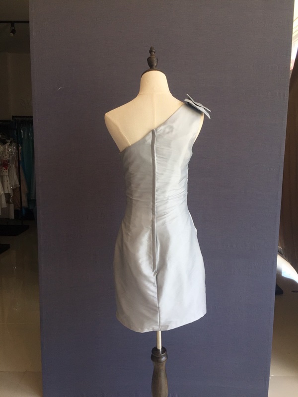 พร้อมเช่า ชุดราตรี สีเทา บ่าเฉียง ทรงเข้ารูป แต่งโบว์ที่ไหล่ (ซิปหลัง)