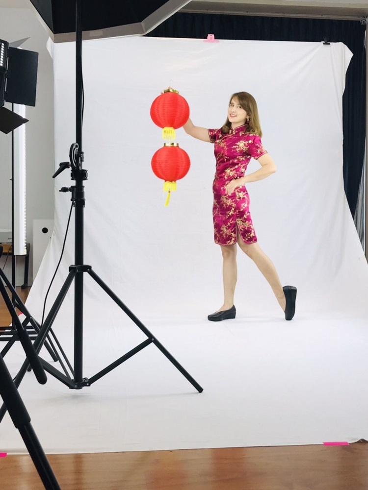 พร้อมส่ง กี่เพ้า / สั้น สีไวน์แดง ลายดอกบ๊วย Cherry Blossom ผ้าไหมจีน กุ๊นขอบ ตัดเย็บอย่างดี (XL)