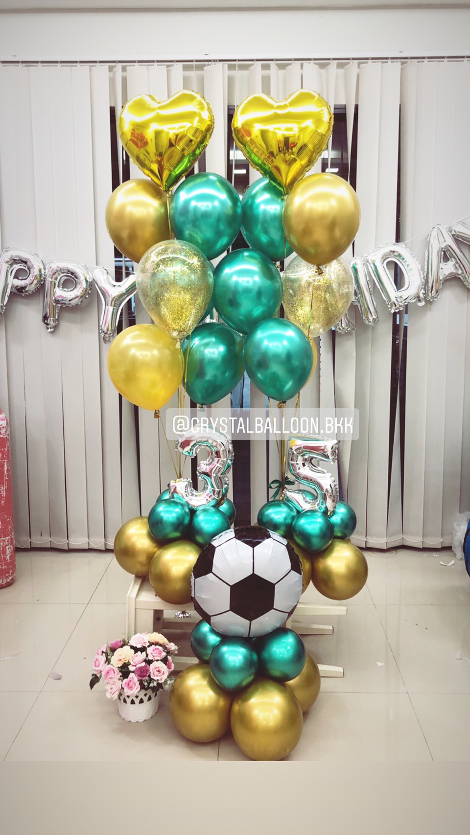 ลูกโป่ง วันเกิด HAPPY BIRTHDAY 13 ตัว ตัวอักษรสีเงิน Theme Football โทนสี โครเมี่ยม พร้อม ฟอยล์ตัวเลขตั้งฐาน 2 ตัว พร้อมตกเเต่ง สามารถเปลี่ยนสีลูกโป่ง/สีตัวอักษร HBD/เปลี่ยนฟอยล์ตกแต่งได้