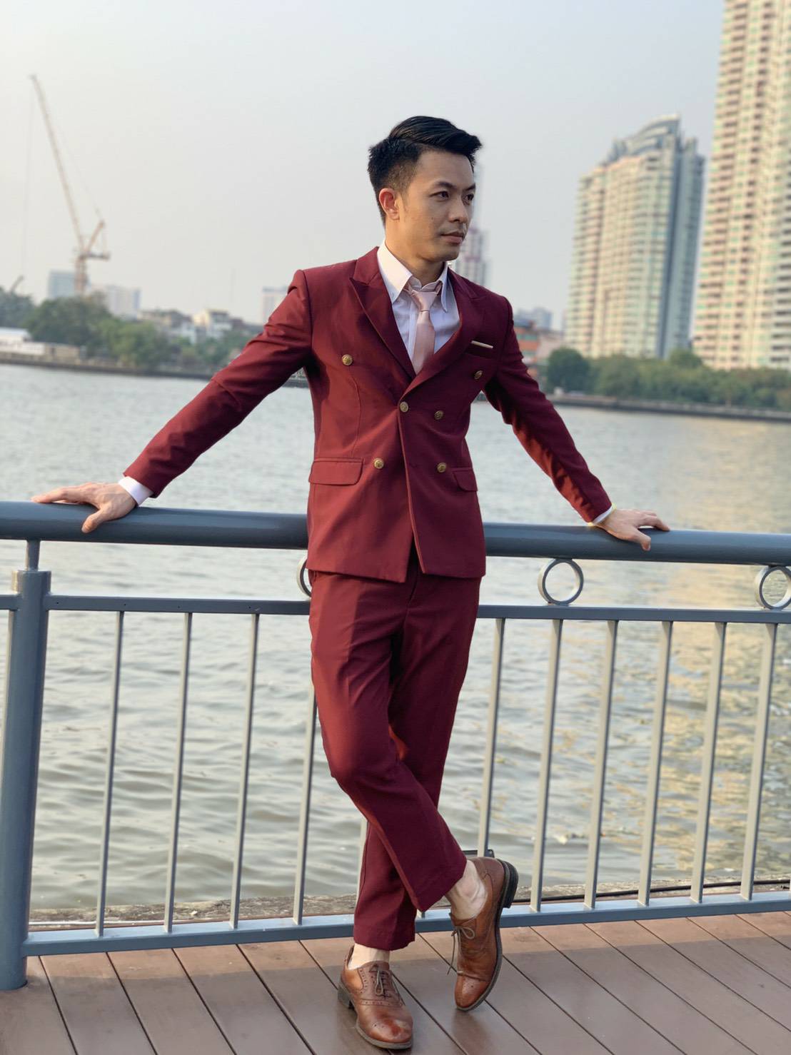 พร้อมเช่า ชุดสูทชาย สีไวน์แดง สองกระดุม แบบคลาสสิก ไม่มีเสื้อกั๊ก