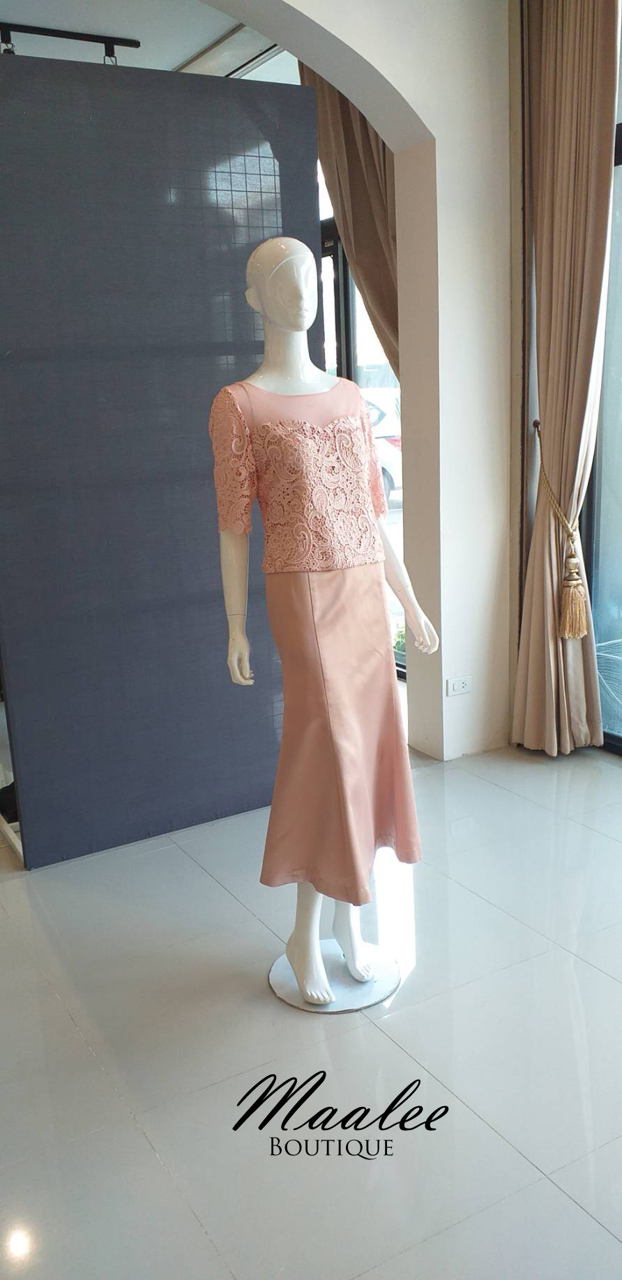 พร้อมเช่า ชุดเสื้อลูกไม้ คอกลม สีชมพู แขนสามส่วน กระโปรงทรงหางปลา