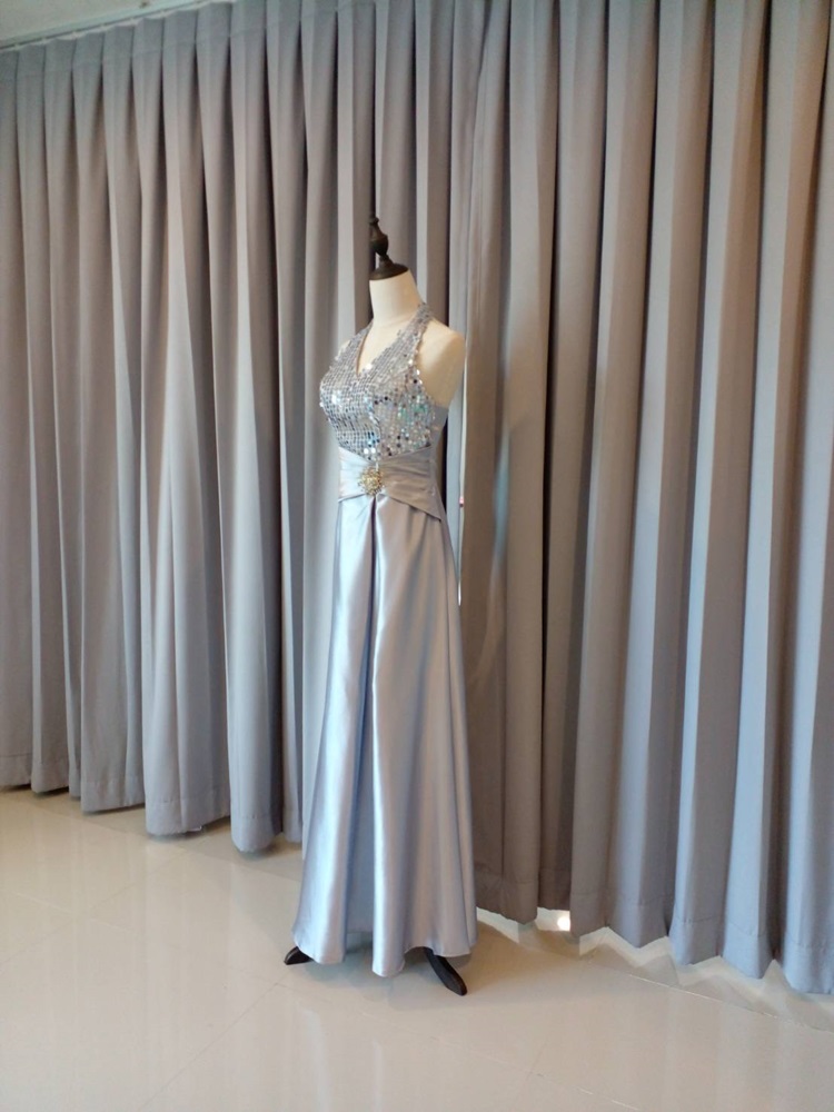 พร้อมเช่า ชุดราตรียาว สีเงิน คล้องคอ ปักเลื่อมช่วงอก กระโปรงผ้าซาติน ทรง A