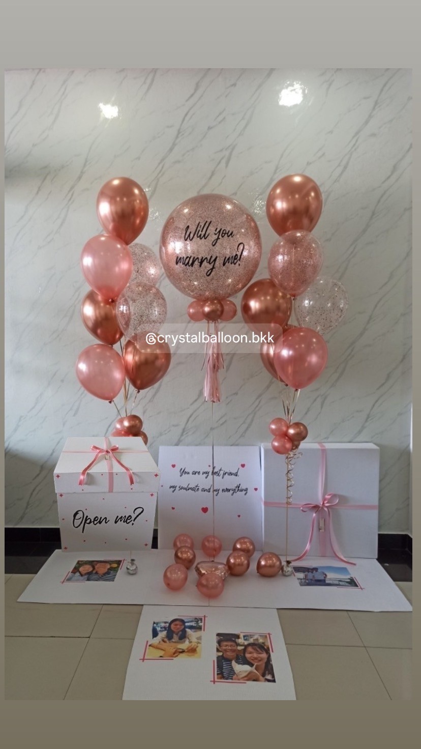 Will You Marry Me Surprise Box กล่องเซอร์ไพรส์ขอแต่งงาน Bubble ขนาด 24" กริตเตอร์สีโรสโกลด์ ,ลูกโป่งช่อ 7 ลูก 2 ช่อ , พร้อมตกแต่ง สามารถใส่รูปได้ 4 ใบ สามารถเปลี่ยนสีลูกโป่ง/เปลี่ยนข้อความได้