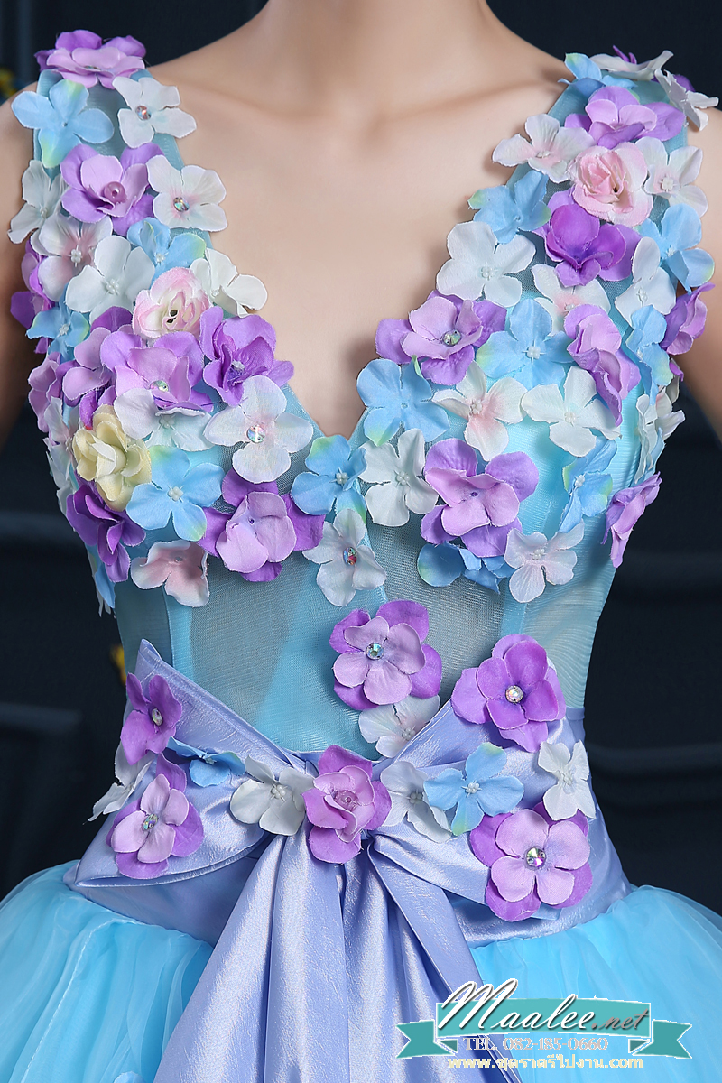 พร้อมเช่า ชุดแฟนซียาว แบบแขนกุด กระโปรงผ้าแก้ว ช่วงบนเป็นผ้าตาข่าย แซมด้วยดอกและผูกโบว์ช่วงเอว สวยมาก สีฟ้า (เชือกผูกหลัง)