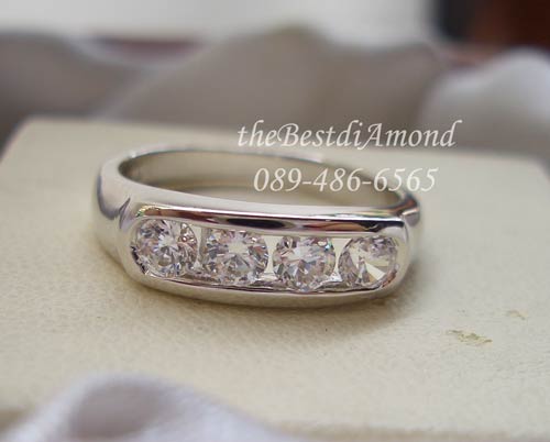 BR963RD+++แหวนล็อค 4 เม็ด+++แหวนแถวงามๆอีกแบบ โชว์เพชรขนาด 12 ตัง จำนวน 4 เม็ด แวววาวมากๆๆ ใส่ติดนิ้วได้ทุกโอกาส แบบนี้ใส่เป็นแหวนคู่ได้เลยค่ะ