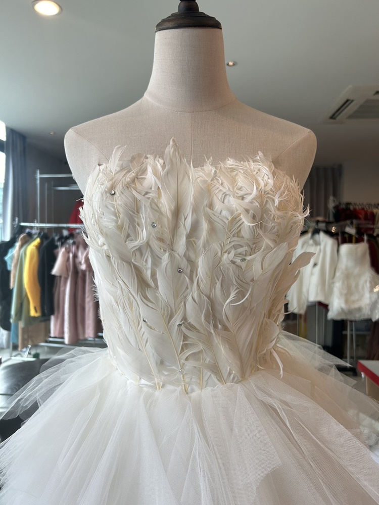 พร้อมเช่า ชุดแฟนซี ชุดราตรีสั้น สีขาว เกาะอก ขนนก กระโปรงระบายเป็นชั้น ๆ เชือกผูกหลัง