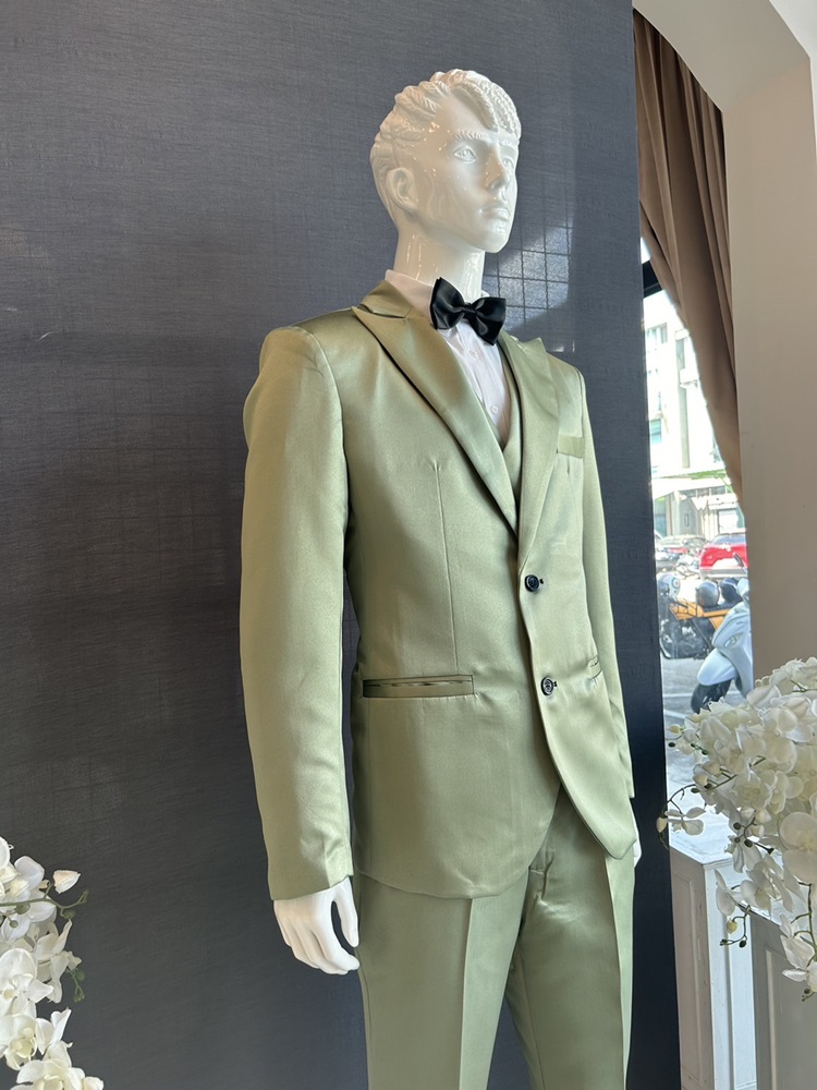 พร้อมเช่า ชุดสูทสีเขียว คอแหลม 2 กระดุม พร้อมเสื้อกั๊ก