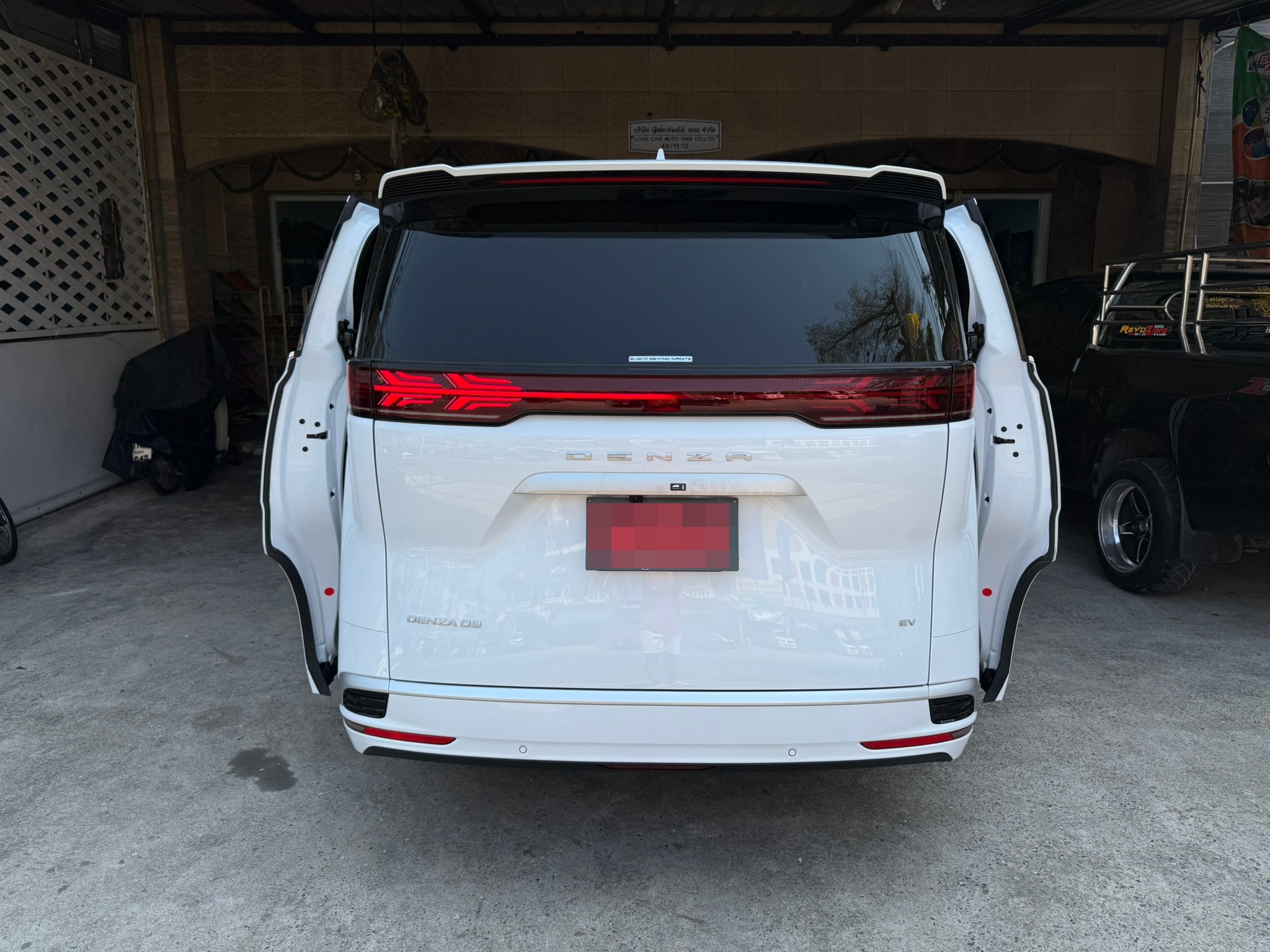 พรมปูพื้นรถตู้ BYD Denza D9 ปูพรมVVIP ด้ายคู่ สีกาแฟด้ายทอง เต็มคัน