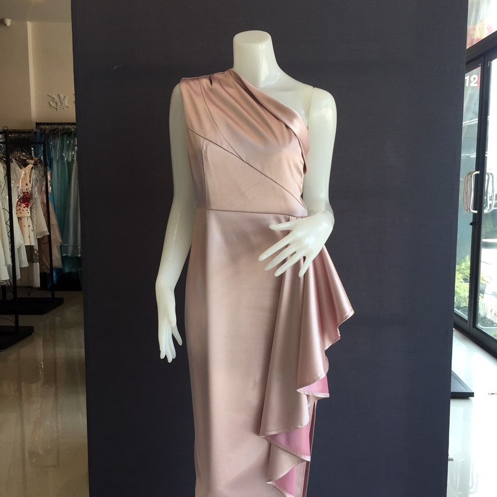 พร้อมเช่า ชุดเดรส เดรสไหล่เดียว ผ้าดัชเชส แพทเทิร์นเนียบ แต่งระบายสะโพก สีชมพูอมม่วง