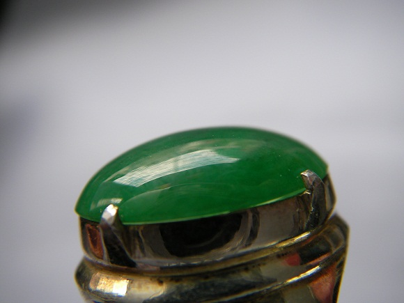 หยกพม่า jadeite หรือ jade เนื้อเทียนสีเขียวแปร สวย ๆ จริงๆ ๆ ๆ เม็ดงาม ขนาด 12.16x15.69x4.0 mm. นน. 6.25 ct. ราคาโทรถาม