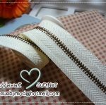 ซิปหลาเบอร์ 3 สีครีม (3 หลา)