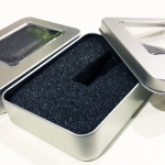กล่องใส่หูฟังโลหะแบบสี่เหลี่ยมมีช่องพลาสติกใส บุฟองน้ำอย่างดีข้างใน Earphone Box Metal Square