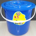 ถังน้ำพร้อมฝา เบอร์ 6 บรรจุ 18.7 ลิตร สีสวย / สีใส ขนาด 34.3 x 31.8 cm. ราคาโหล ละ 790 บาท จำนวน มัดละ 2 โหล