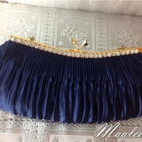 พร้อมส่ง Evening Clutch กระเป๋าออกงาน สีกรมท่า ผ้าซาตินอัดพลีท แต่งคริสตัลหรู พร้อมสายโซ่สะพาย สั้น/ยาว