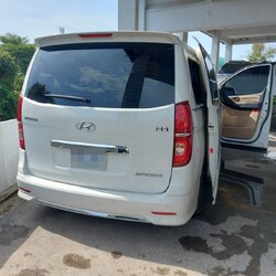 พรมปูพื้นรถยนต์ Hyundai H1 impressive ปูพรม6D สีน้ำเงินด้ายทอง เต็มคัน