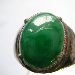 หยกพม่า jadeite หรือ jade เนื้อเทียน สีเขียวแปร ทรงรีไข่นูน ขนาด 11.6x14.8x5.8 mm. นน. 7.90 ct. ราคาโทรถาม