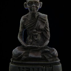 หล่อรูปเหมือนหลวงปู่สี รุ่น2 เนื้อนวะ ปี 18 ก้นใต้ฐานตอกเลข๒