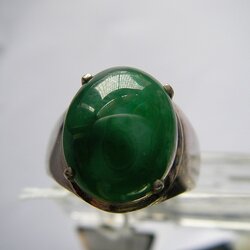 หยกพม่า jadeite หรือ jade เนื้อแก้วสีเขียวสด มีลายเนื้อเนียนสวย อวบอูมนูนเด่น ลักษณะสวยงาม ขนาด 11.5x14x5 mm. นน. 6.75 ct. ราคาโทรถาม