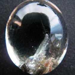 QU0011 QUARTZ แก้วปวก แซมด้วยแท่งแร่แทงชี้ขึ้นกลางเม็ด ขึ้นปกคลุมด้วยปุยแก้วขนเหล็กในเนื้อแก้ว ขนาดแก้ว 21.40 x 25.92 x 13.00 mm. นน. 50.68 ct