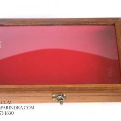 กล่องไม้บุกำมะหยี่สีแดง หน้ากระจก สำหรับโชว์สินค้า สวย คลาสสิก