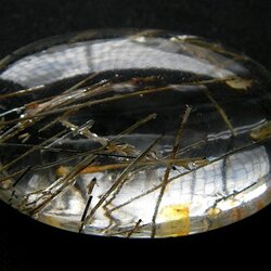 QU0024 แก้วขนเหล็กสลักเสี้ยนทอง กระจายทั่วเม็ด แก้วใสเม็ดโต เป็นผลึกคลิสตัน ธรรมชาติล้วนๆ กว่าจะบ่มเพาะได้เป็นล้านปี ขนาดแก้ว 28.62x43.02x14.02 mm.