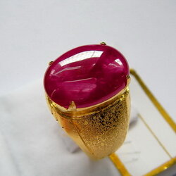 ทับทิมพม่า เนื้อแก้ว สีแดงสดเลือดนก ทรงนูนสวยเนื้อดี ขนาด 16.20x11.88x4.57 mm. นน.10.27 ct.