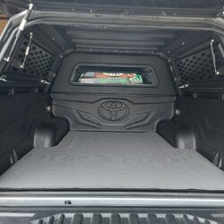 ยางปูท้ายกระบะ Toyota Revo 4 ประตู กระดุมเล็ก PVC สีเทาขอบเทา