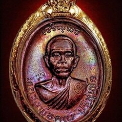 หลวงพ่อคูณ เจริญพรบน ครึ่งองค์ ม.มีขีด ตัวตัดนวะ จากพุทธคุณ....สู่เหรียญหลวงพ่อ ด้วยการออกแบบเหรียญที่ประณีตหมดจด เหมาะสม สวยงามด้วยเสน่ห์ของสีสันต์