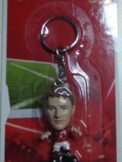 พวงกุญแจ ตุ๊กตาโมเดลนักฟุตบอล อ.โซลชาร์ สโมสรแมนเชสเตอร์ ยูไนเต็ด โครินเธียน ไมโครสตาร์ - 2003 ใหม่ / O.SOLSKJAER MANCHESTER UNITED Football Club Corinthian MicroStars Football Figure Key Ring - 2003 NEW